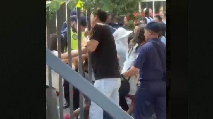 Концерт Джей Ло в Алматы: давка на входе и забег к трибунам попали на видео