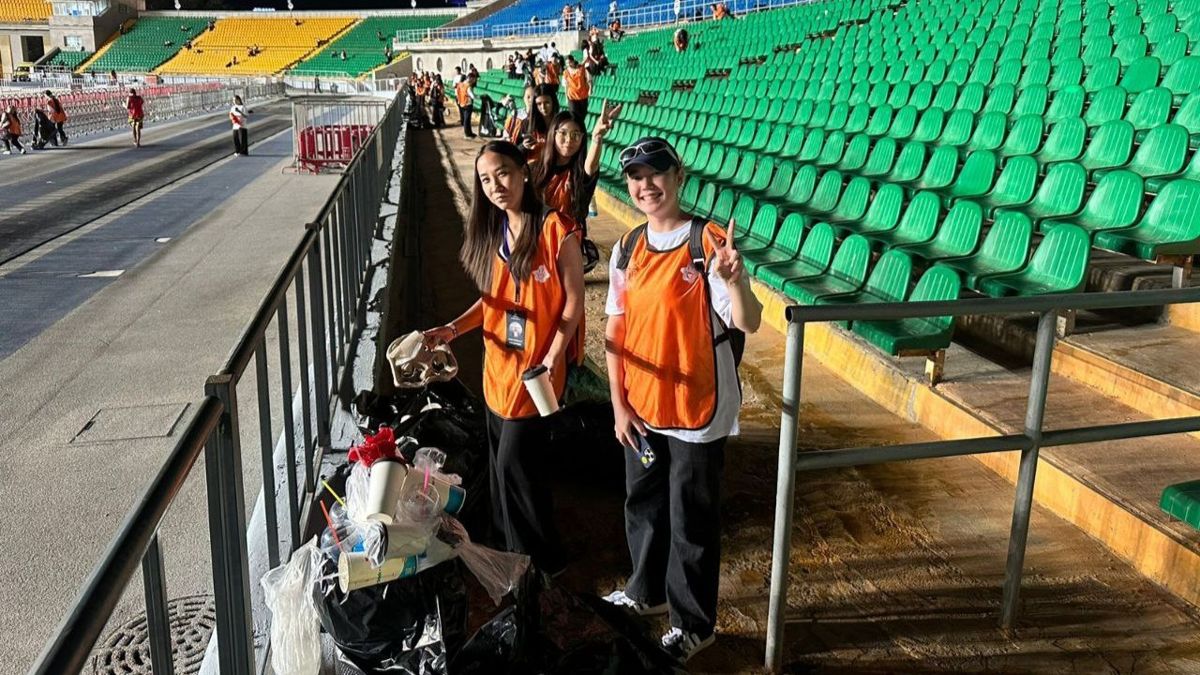 Волонтёры убирают мусор