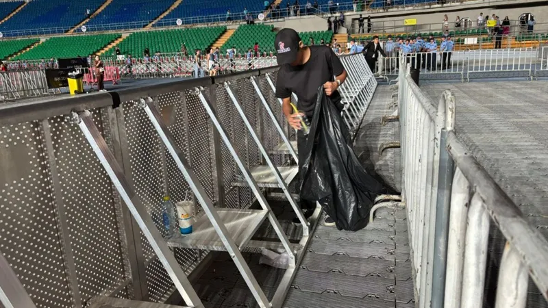 Волонтёры собирают мусор