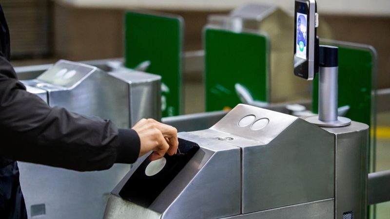 В метро Алматы на всех турникетах появится возможность оплаты проезда