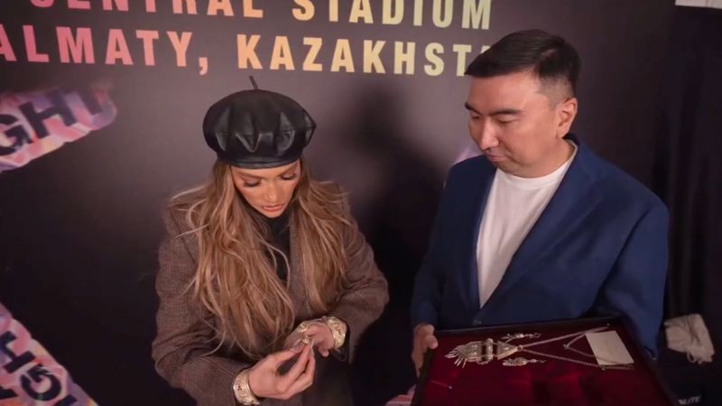 Министр культуры Балаева подарила Дженнифер Лопес казахские украшения