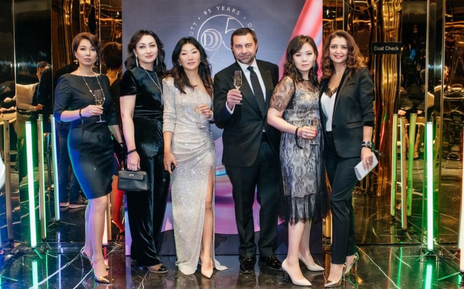 Долорес Пшембаева (вторая слева), партнёр бренда Damiani Жанна Кан (третья слева) и вице-президент Damiani Group Джорджио Дамиани на вечере открытия бутика Damiani в Talan Gallery в Астане