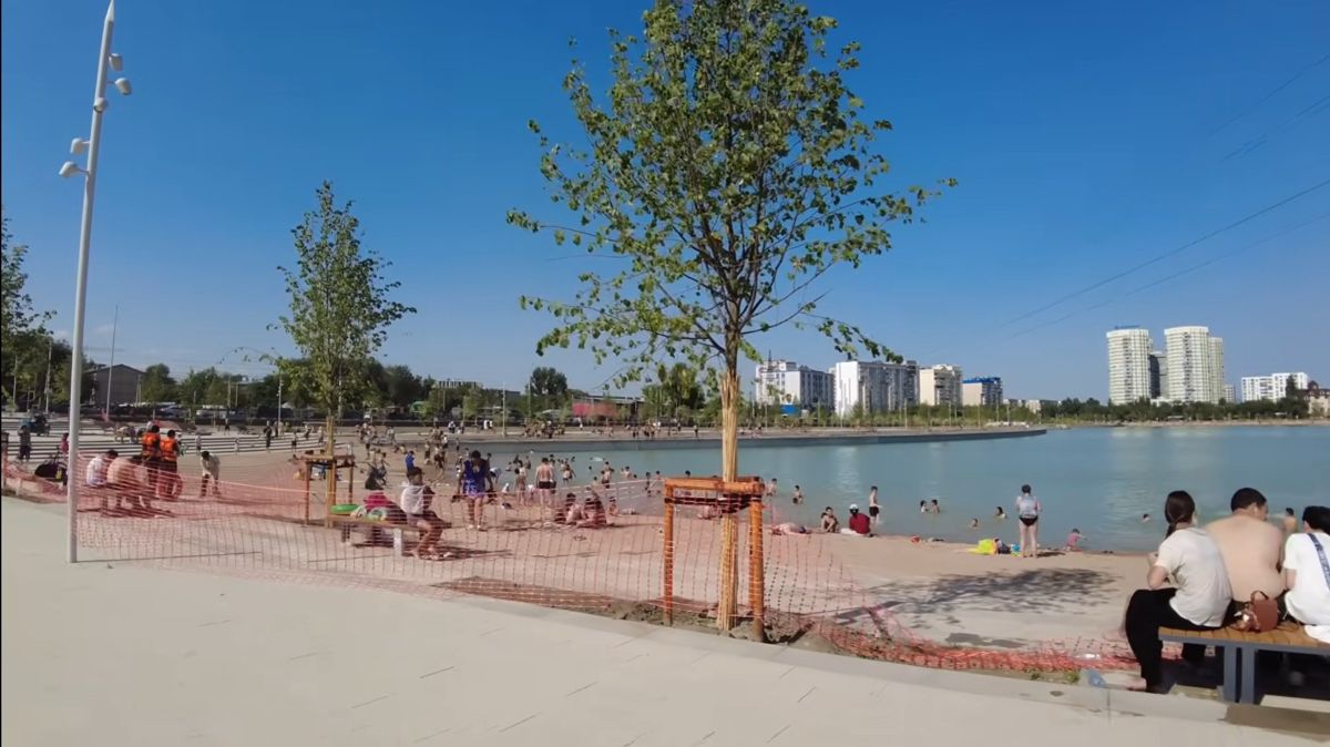 Люди купались в Сайране до официальной сдачи. Объект не был закрыт для посещения