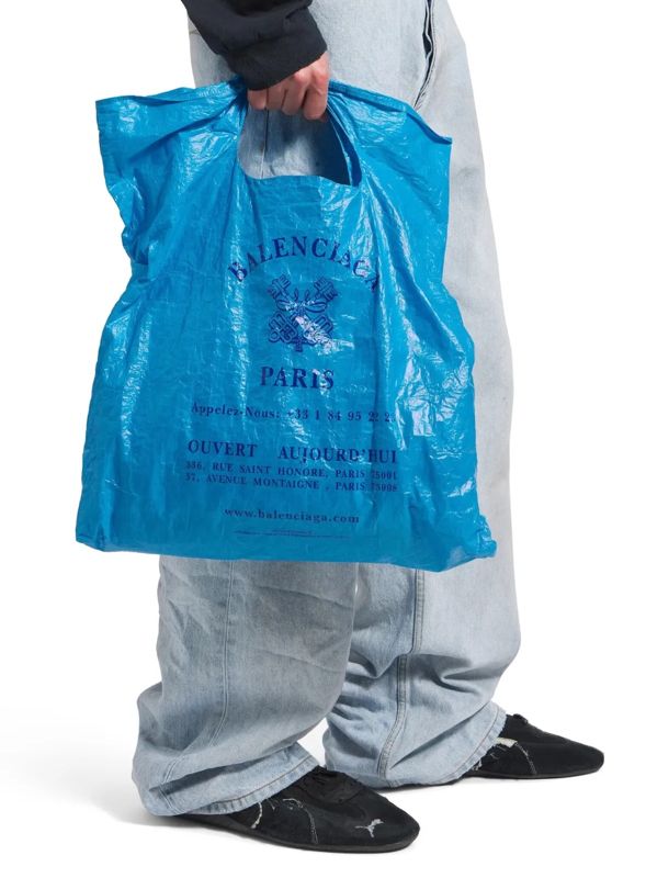 Balenciaga выпустила пластиковую сумку за $1000, ставшую культовым аксессуаром