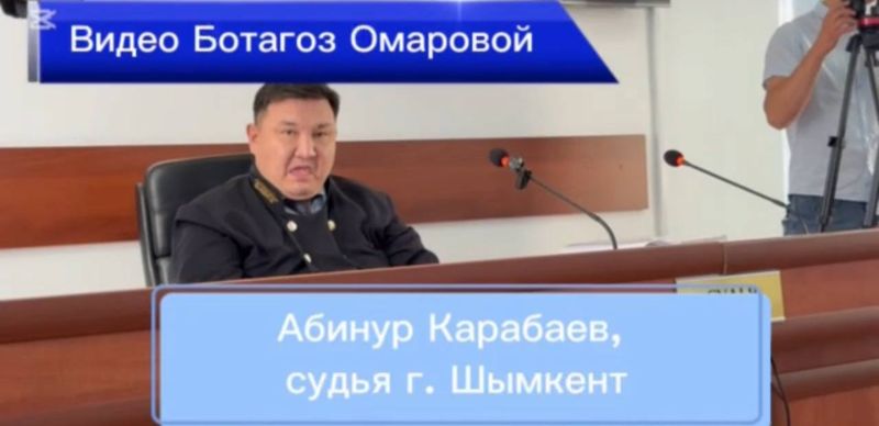 Судья по делу о покушении на замакима Шымкента показал язык журналисту во время процесса
