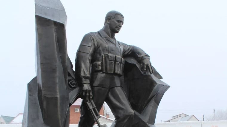 Житель Уральска требует снести памятник воинам-афганцам на частном участке