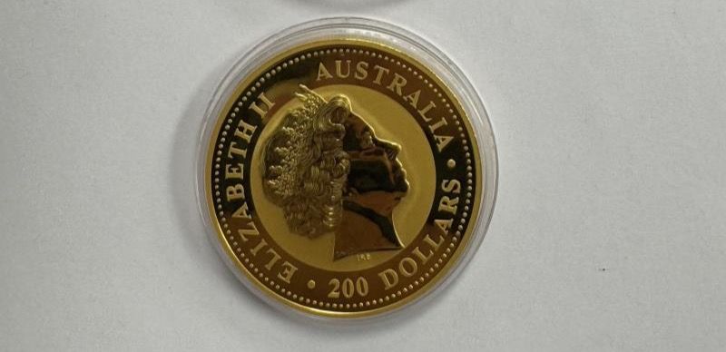 Монета за 3 млн, сабли и золотые украшения: имущество из дома Масимова продали на аукционе