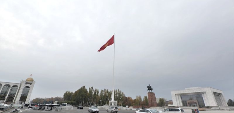 Главу МВД Кыргызстана наказали за курение в общественном месте