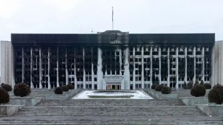 Здание акимата Алматы, сгоревшее во время январских событий 