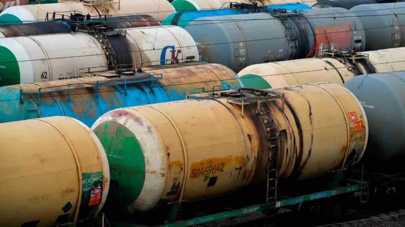 Цистерны с нефтепродуктами