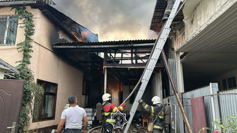 В Алматы пожар в Горном Гиганте спровоцировал конфликт жителей с полицией