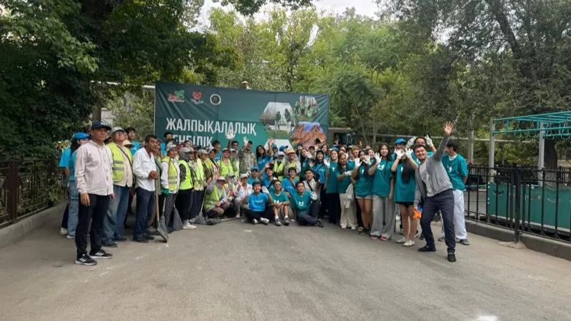 Участники общегородского субботника в Шымкенте