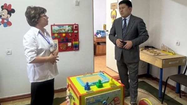 Руководитель управления здравоохранения Жамбылской области Сержан Назарбек в областном реабилитационном центре 