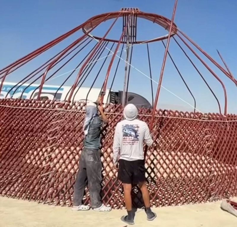 Впервые установленная на Burning Man юрта выдержала песчаную бурю