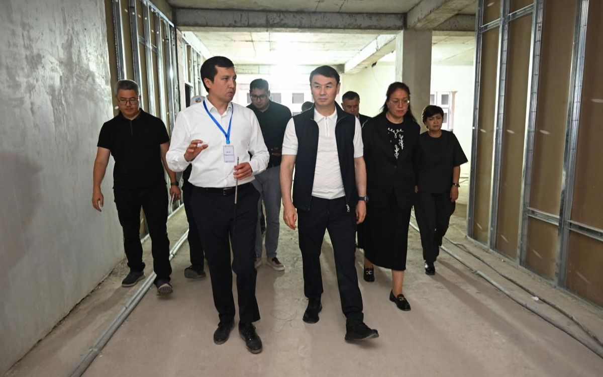 Дархан Сатыбалды во время рабочего объезда Жетысуского района