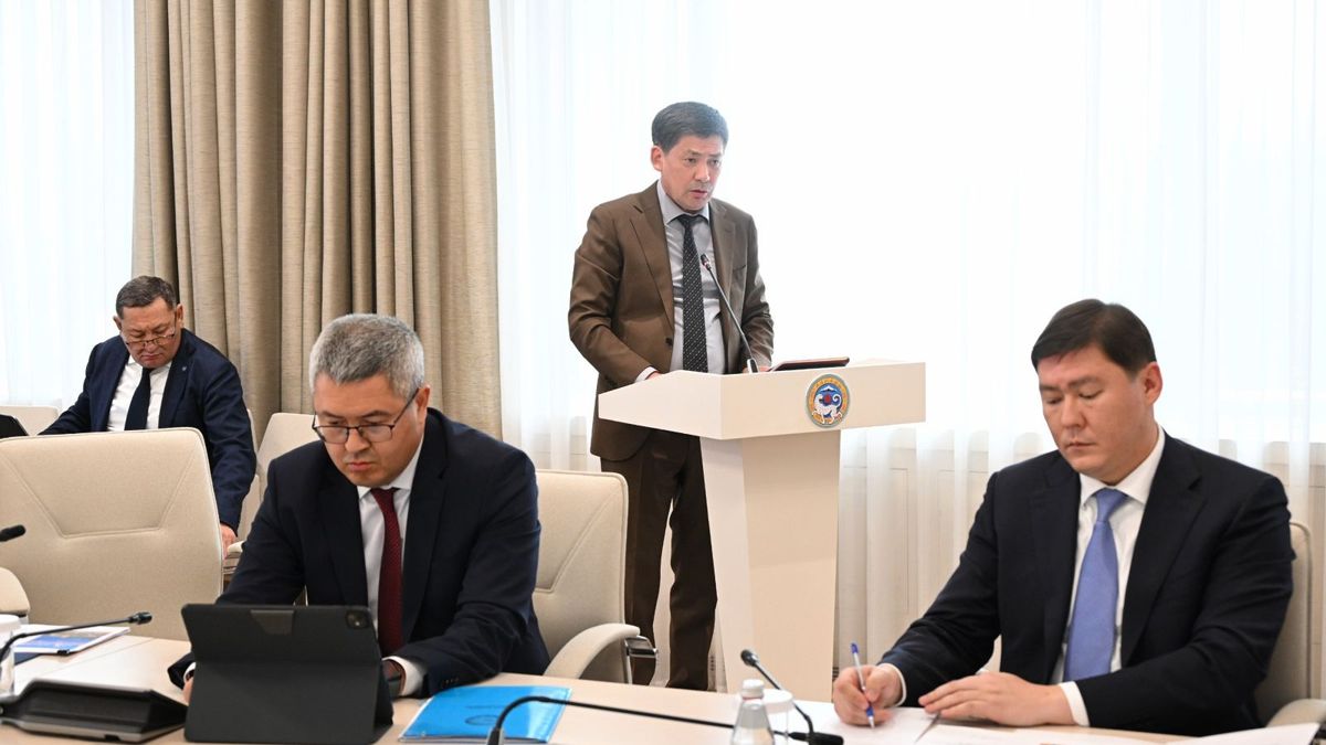 Руководитель УГМ Сагындык Телибаев зачитал доклад в ходе совещания с акимом по вопросам развития транспортной инфраструктуры 