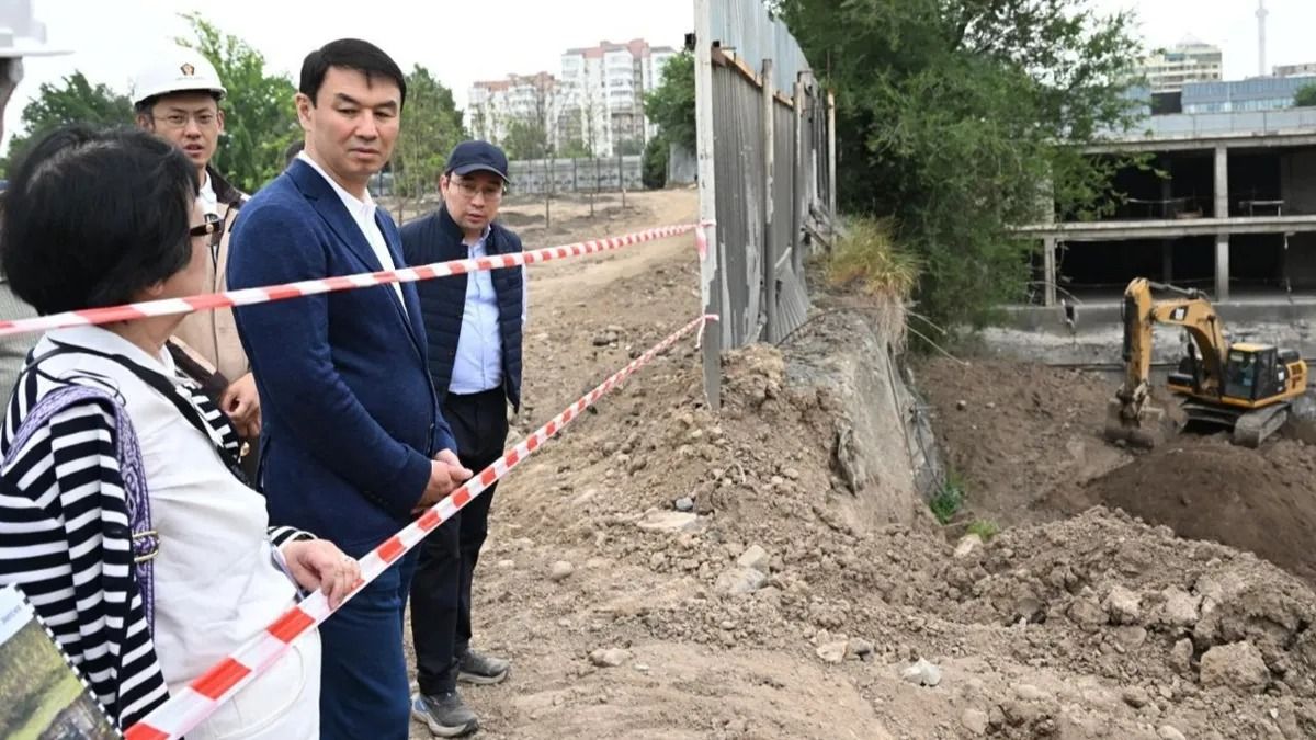 Дархан Сатыбалды проверяет ход работ по инфраструктуре в Бостандыкском районе Алматы