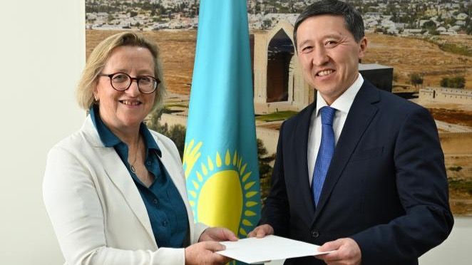 Новый британский посол начала миссию в Казахстане с казахского языка,  камзола и чая