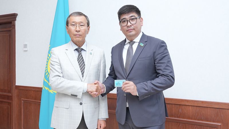 Мажилисмен Бейсенбаев сложил мандат. Его место занял глава алматинского филиала "Ак жола"