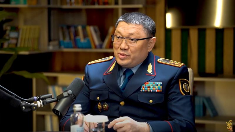 "Вы громко разговариваете" – глава МВД отказался слушать журналиста