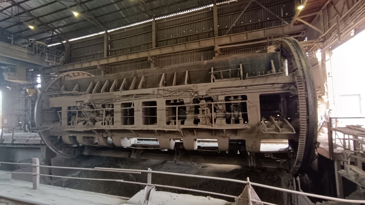 В день такая машина переворачивает до 600 вагонов с рудой