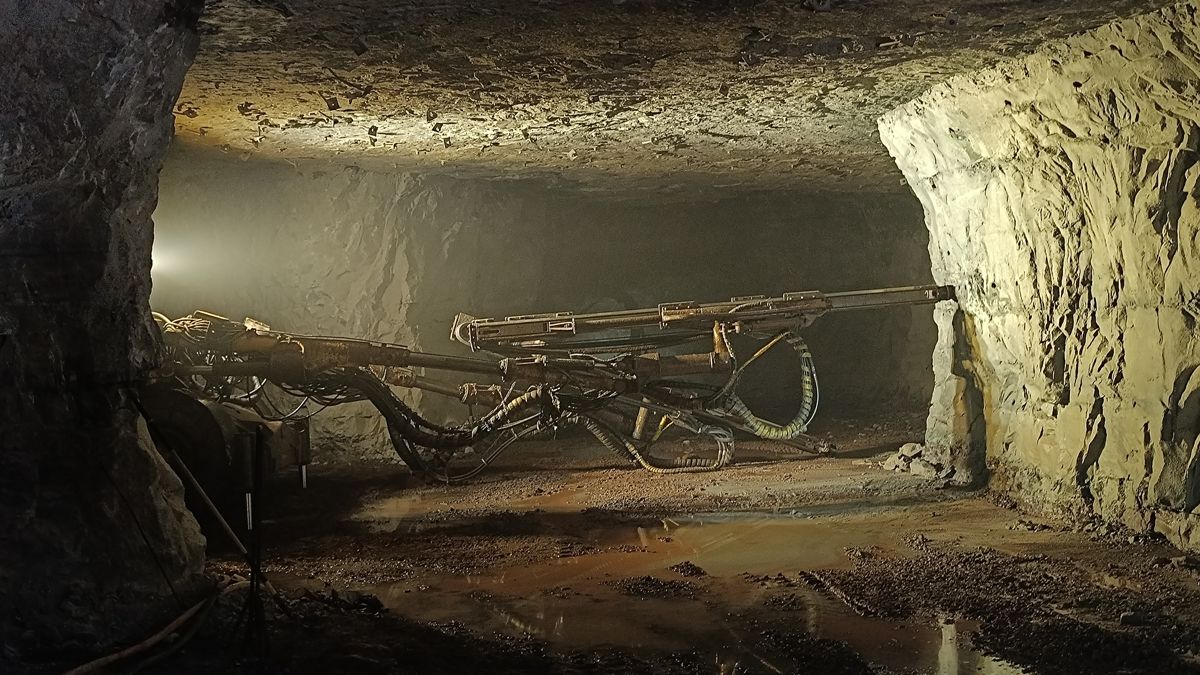 Процесс вбивания кольев в стенки шахты 