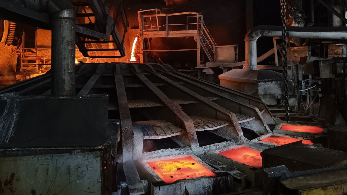 Плавильная печь, в которой разливаются медные пластины