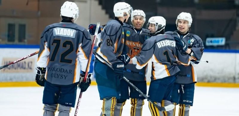 Хоккеисты молодёжных команд устроили драку на льду в Павлодаре