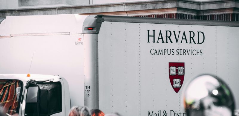 Суд признал незаконной блокировку грантов Гарварду на 2 млрд долларов