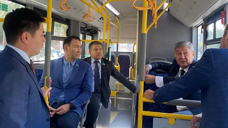 Депутаты маслихата Астаны в автобусе