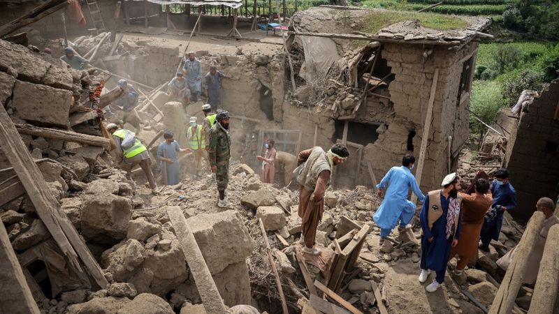 NYT: в Афганистане женщин не спасали из-под завалов после землетрясения