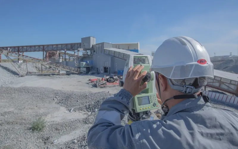 Специалист, который проводит пространственно-геометрические измерения и разметку в недрах земли и на поверхности