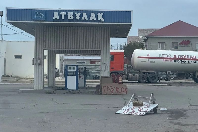 "Стоим минимум по часу": жители Актау об очередях на газозаправочных станциях