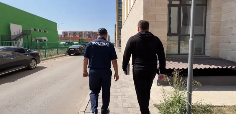 Сотрудники полиции и акимата во время рейда