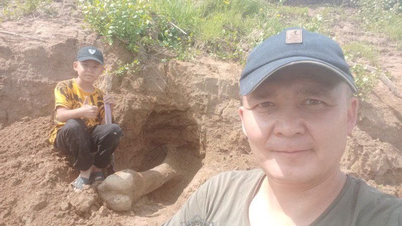 Спасатель МЧС случайно наткнулся на кость мамонта на берегу Есиля