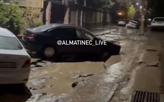 Ещё одну дорогу размыло в Алматы 
