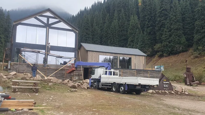 Фото стройки визит-центра в Бутаковском ущелье 