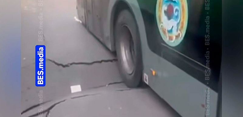 В Алматы новый асфальт не выдержал дождя: два автобуса застряли в ямах
