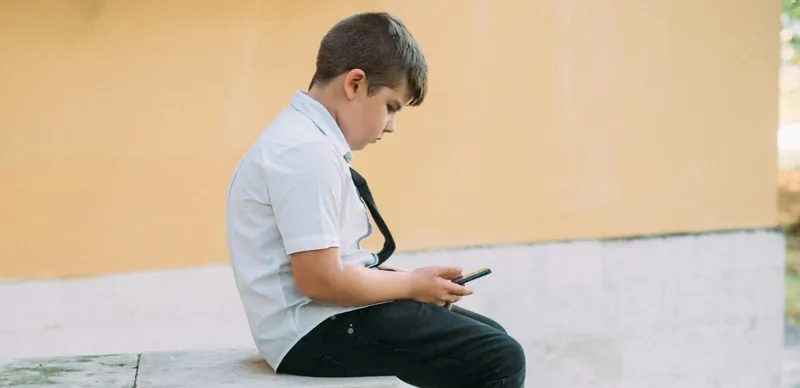 Ребёнок с телефоном