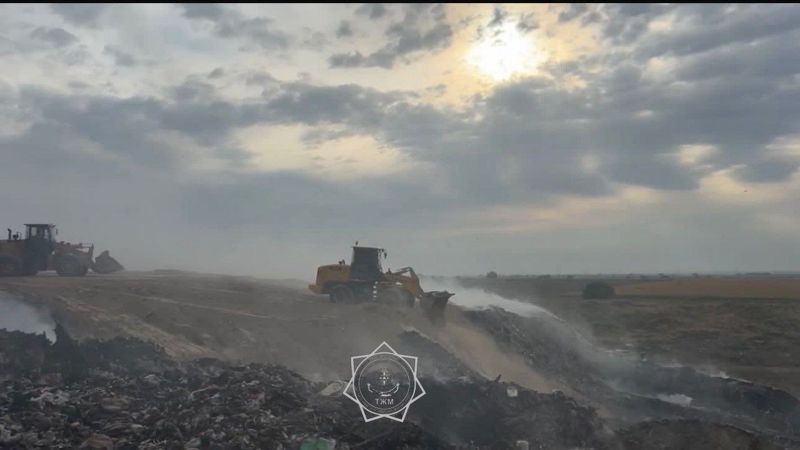 Пожарные остановили распространение огня на свалке в Алматинской области
