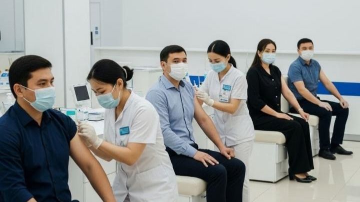 Жителей Астаны вакцинируют против ОРВИ и гриппа