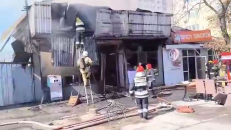 В Алматы выгорело кафе быстрого питания – столбы дыма напугали алматинцев