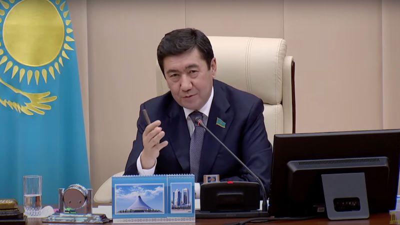 "Вы будто по улице гуляете": спикер Кошанов сделал замечание депутату Абенову в мажилисе