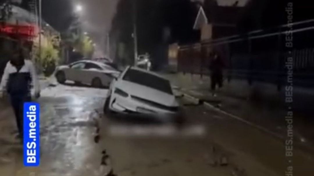 Машина провалилась после дождя по улице Аманжол в Алматы