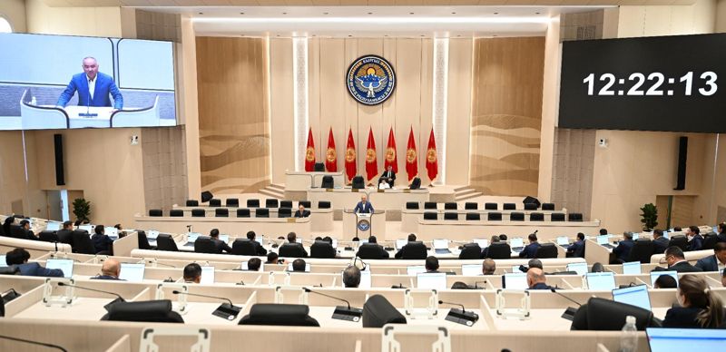 Депутаты парламента Кыргызстана досрочно ушли в отставку