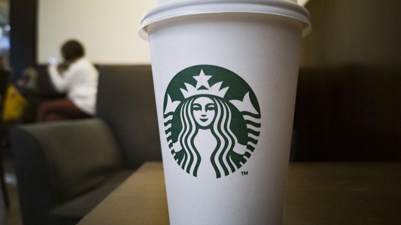 Starbucks закрывает сотни кофеен в США на фоне падения продаж и акций