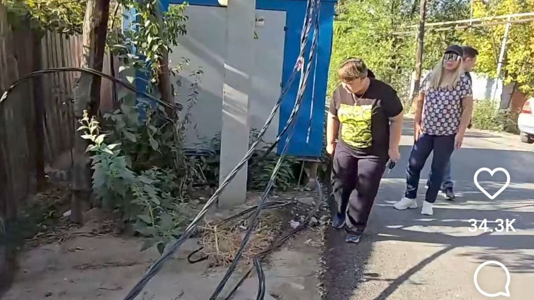 Связки кабелей лежат вдоль улиц в Алгабасе