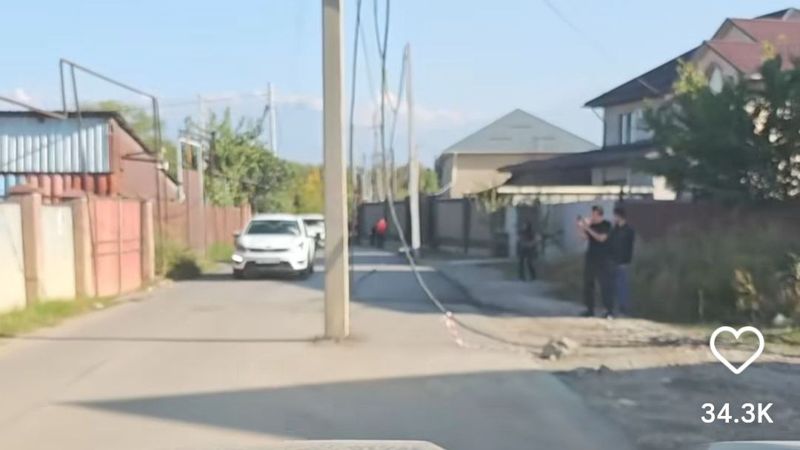 Замена электросетей в Алатауском районе Алматы: электрические столбы посреди дороги, кабель – по заборам