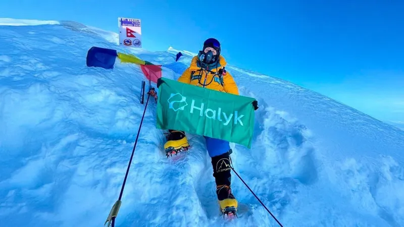 Анар Бурашева с флагом банка Halyk