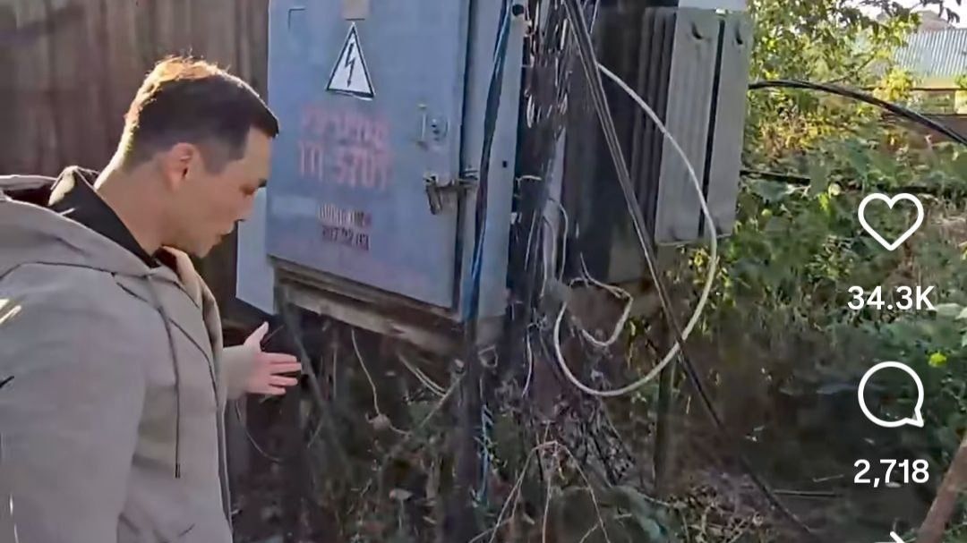 Открытый элктрощит на одной из улиц Алгабаса